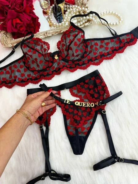 Conjunto Love con liguero negro con rojo